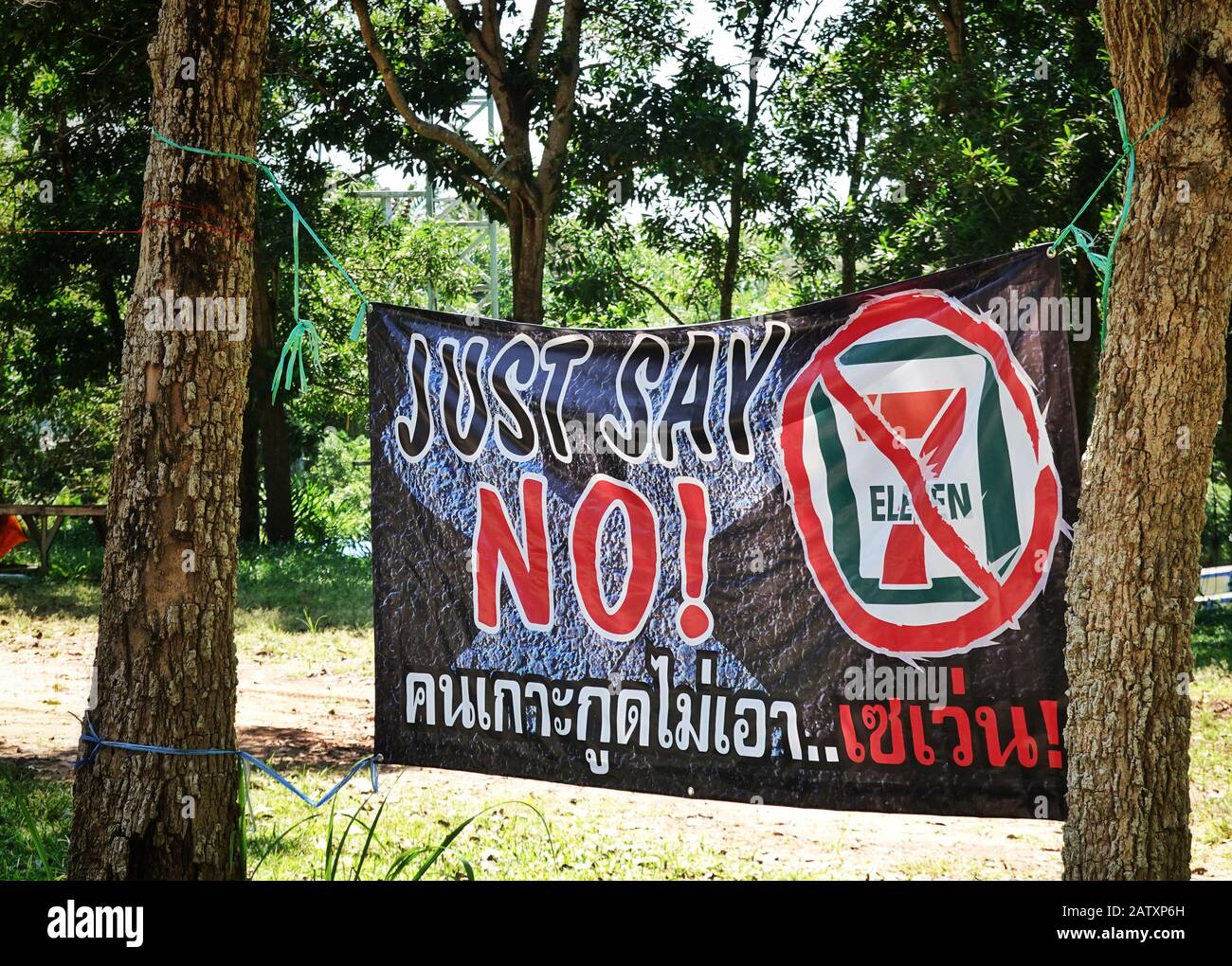 Ko Kood, Thailand. Okt. 2019. Protest gegen die Eröffnung von Geschäften der Handelskette "7Eleven" auf der Insel am Golf von Thailand. Kredit: Soeren Stache / dpa-Zentralbild / ZB / dpa / Alamy Live News Stockfoto