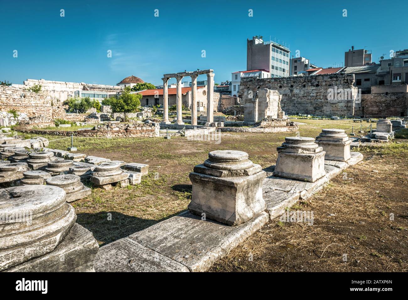 Panorama der Bibliothek von Hadrian, Athen, Griechenland. Es ist eines der wichtigsten Wahrzeichen Athens. Überreste des antiken Athens im Sommer. Schöne Landschaft o Stockfoto