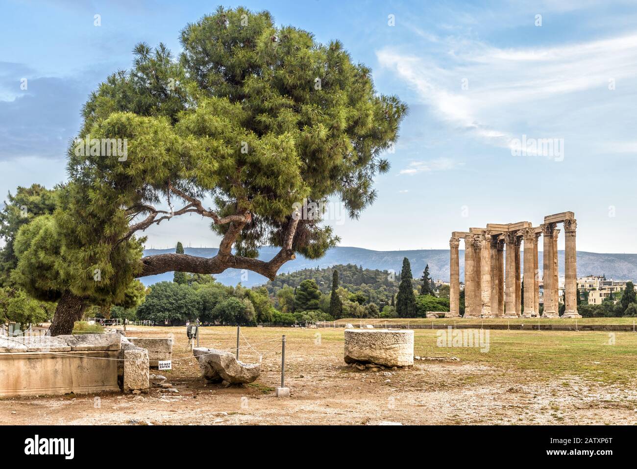 Tempel des olympischen Zeus, Athen, Griechenland. Es ist eines der wichtigsten Wahrzeichen Athens. Panorama der berühmten Antiken griechischen Ruinen im Zentrum von Athen. Landschaftlich Schön Stockfoto