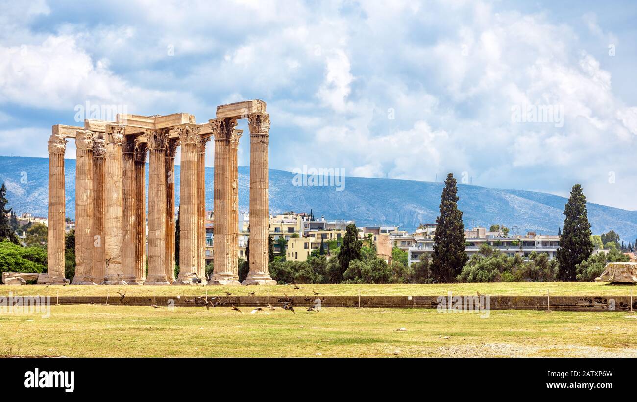 Der Olympische Zeus Tempel im Sommer, Athen, Griechenland. Das antike griechische Olympieion ist eines der wichtigsten Wahrzeichen Athens. Panoramablick auf die Säulen des berühmten Zeus Stockfoto