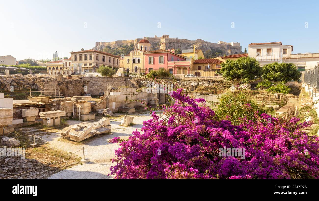 Panoramaaussicht auf die Bibliothek von Hadrian, Athen, Griechenland. Es ist eines der wichtigsten Wahrzeichen Athens. Schöne Landschaft Athens mit altem G Stockfoto