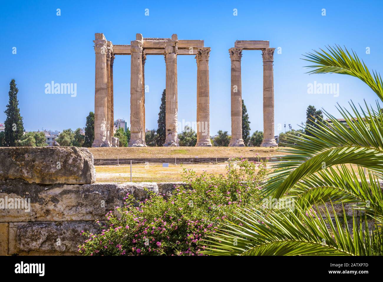 Tempel des olympischen Zeus, Athen, Griechenland. Es ist eines der wichtigsten Wahrzeichen Athens. Berühmte Antike griechische Ruinen im Athener Zentrum im Sommer. SCENIC V Stockfoto