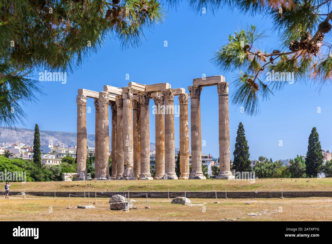 Tempel des olympischen Zeus, Athen, Griechenland. Es ist eines der wichtigsten Wahrzeichen Athens. Panorama der berühmten Antiken griechischen Ruinen im Zentrum von Athen. Landschaftlich Schön Stockfoto