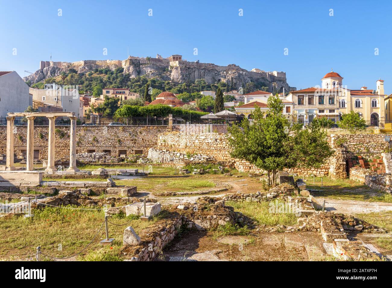 Hadriansbibliothek mit Blick auf die Akropolis von Athen, Griechenland. Es ist ein berühmtes Wahrzeichen Athens. Panorama der Antiken griechischen Ruinen im Zentrum von Athen. S Stockfoto