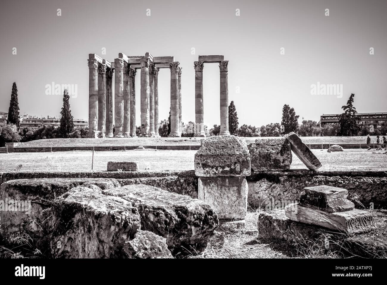 Antike griechische Ruinen mit Blick auf den Tempel des olympischen Zeus, Athen, Griechenland. Der berühmte Zeustempel oder Olympieion ist eines der Hauptmerkmale von Athen Stockfoto