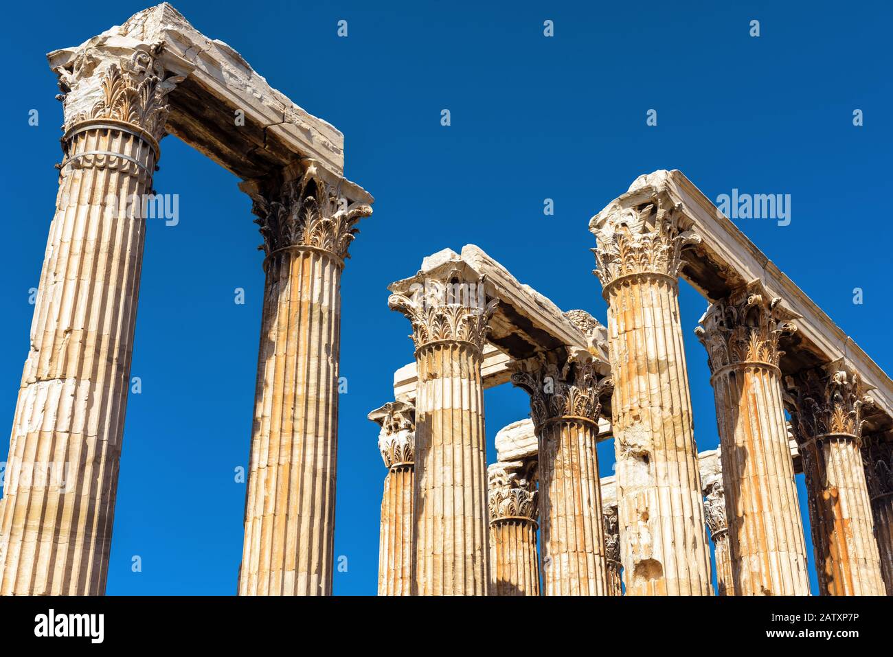 Ruinen des Tempels des olympischen Zeus in Athen, Griechenland. Der antike griechische Zeustempel oder Olympieion ist eines der Hauptmerkmale Athens. Korinthisch Stockfoto