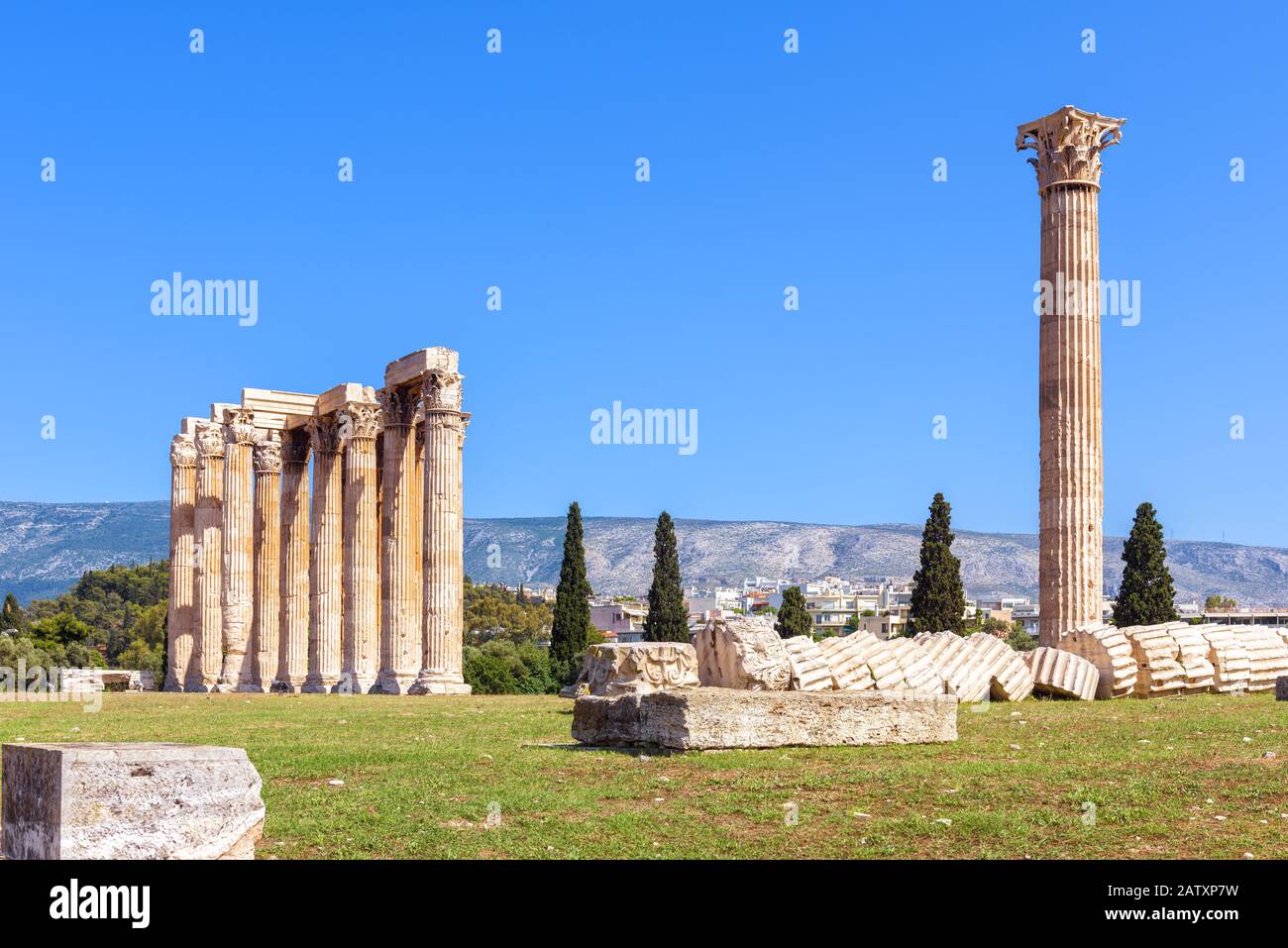 Tempel des olympischen Zeus in Athen, Griechenland. Der antike Zeustempel oder Olympieion ist eines der wichtigsten Wahrzeichen Athens. Panorama des berühmten anc Stockfoto