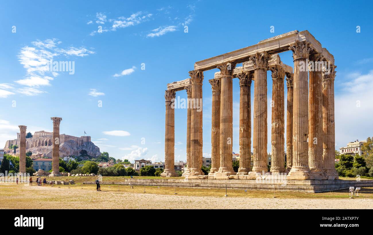 Panorama des Tempels des olympischen Zeus, Athen, Griechenland. Es ist ein großartiges Wahrzeichen Athens. Riesige Antike griechische Ruinen mit Blick auf die Akropolis von Athen. Peopl Stockfoto