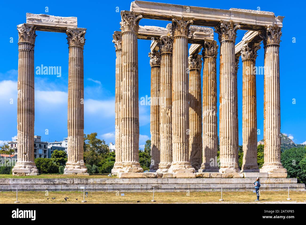 Tempel des olympischen Zeus, Athen, Griechenland. Es ist eine berühmte Touristenattraktion Athens. Panorama der großen Antiken griechischen Säulen im Athener Zentrum Stockfoto
