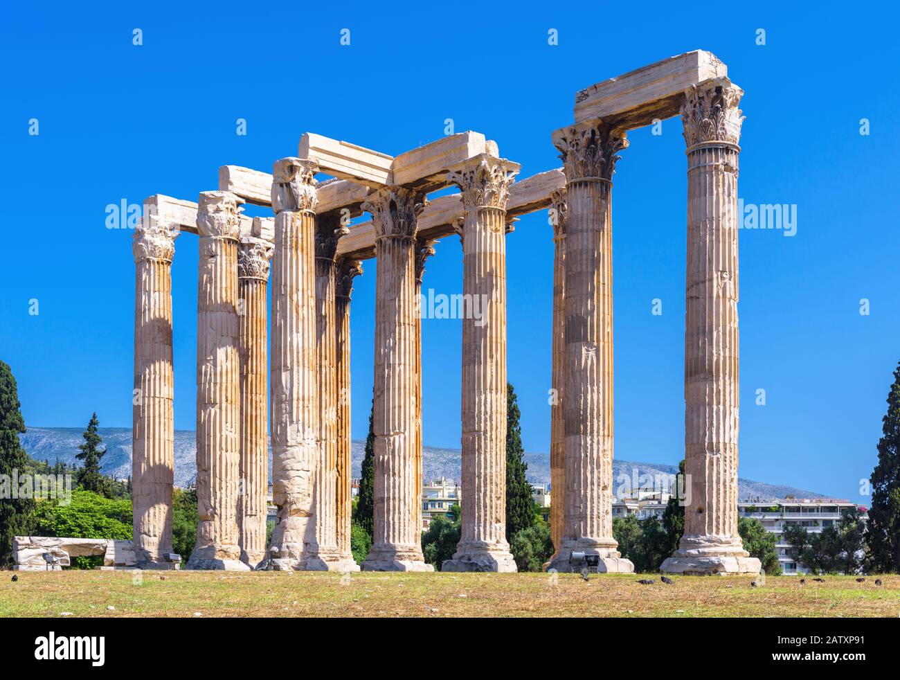 Tempel des olympischen Zeus, Athen, Griechenland. Es ist eine berühmte Touristenattraktion Athens. Panorama der Antiken griechischen Ruinen im Zentrum von Athen. Klasse Stockfoto