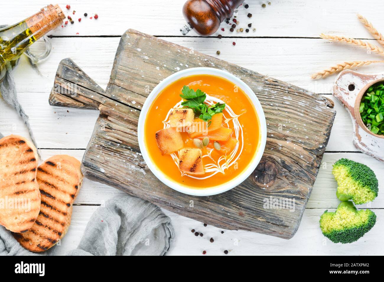 Kürbis-Creme-Suppe in einer Schüssel mit Toastbrot. Diätetische Speisen. Draufsicht. Freier Speicherplatz. Stockfoto