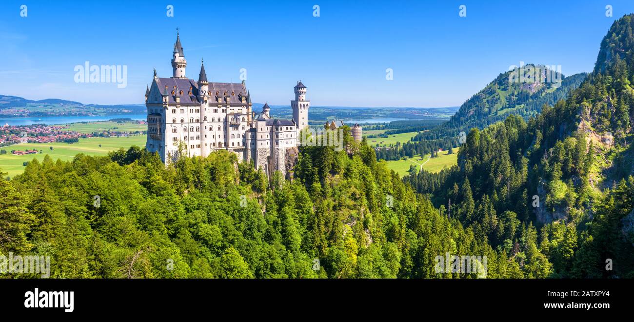 Schloss Neuschwanstein in München, Bayern, Deutschland. Dieses Märchenschloss ist ein berühmtes Wahrzeichen Deutschlands. Landschaft mit Bergen und Neusch Stockfoto