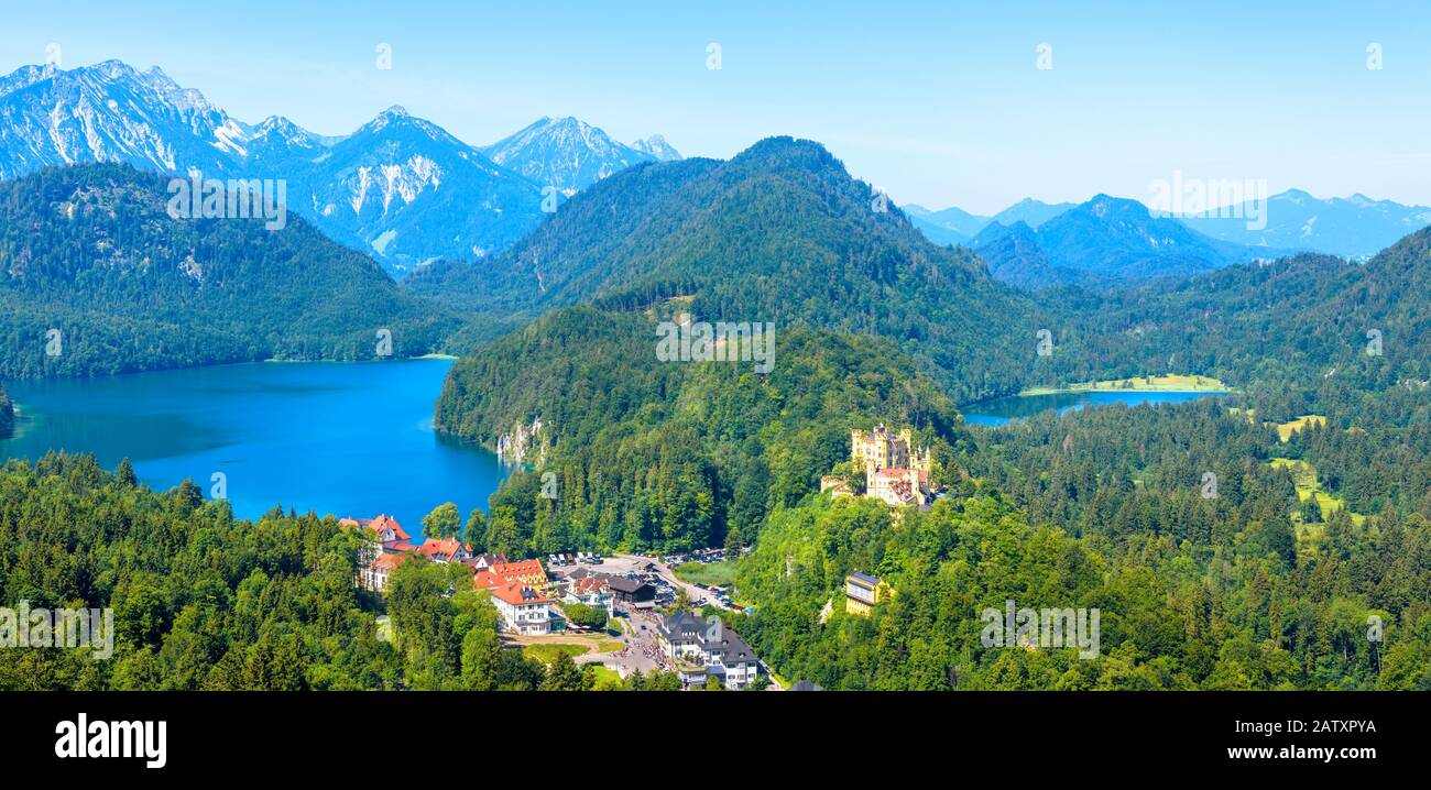 Landschaft mit Schloss Hohenschwangau, Bayern, Deutschland. Wunderschönes Panorama auf die Bergseen. Landschaft der Alpennatur im Sommer. Panoramaansicht der Antenne o Stockfoto