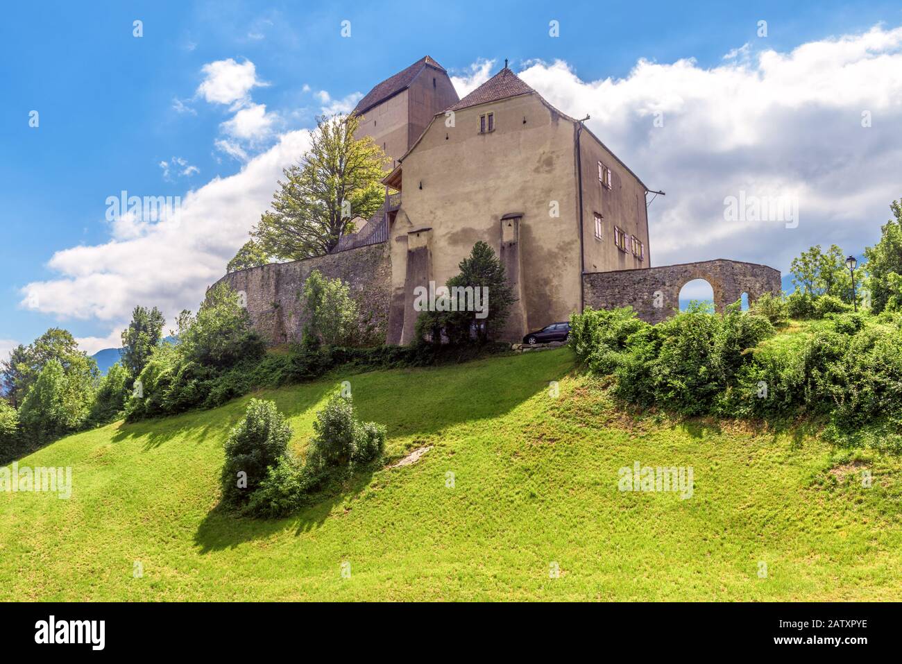 Schloss Sargans im Kanton St. Gallen, Schweiz. Diese mittelalterliche Burg ist ein Schweizer Wahrzeichen. Blick auf die alte Burg in den Alpen. Landschaft des alten Bauens Stockfoto