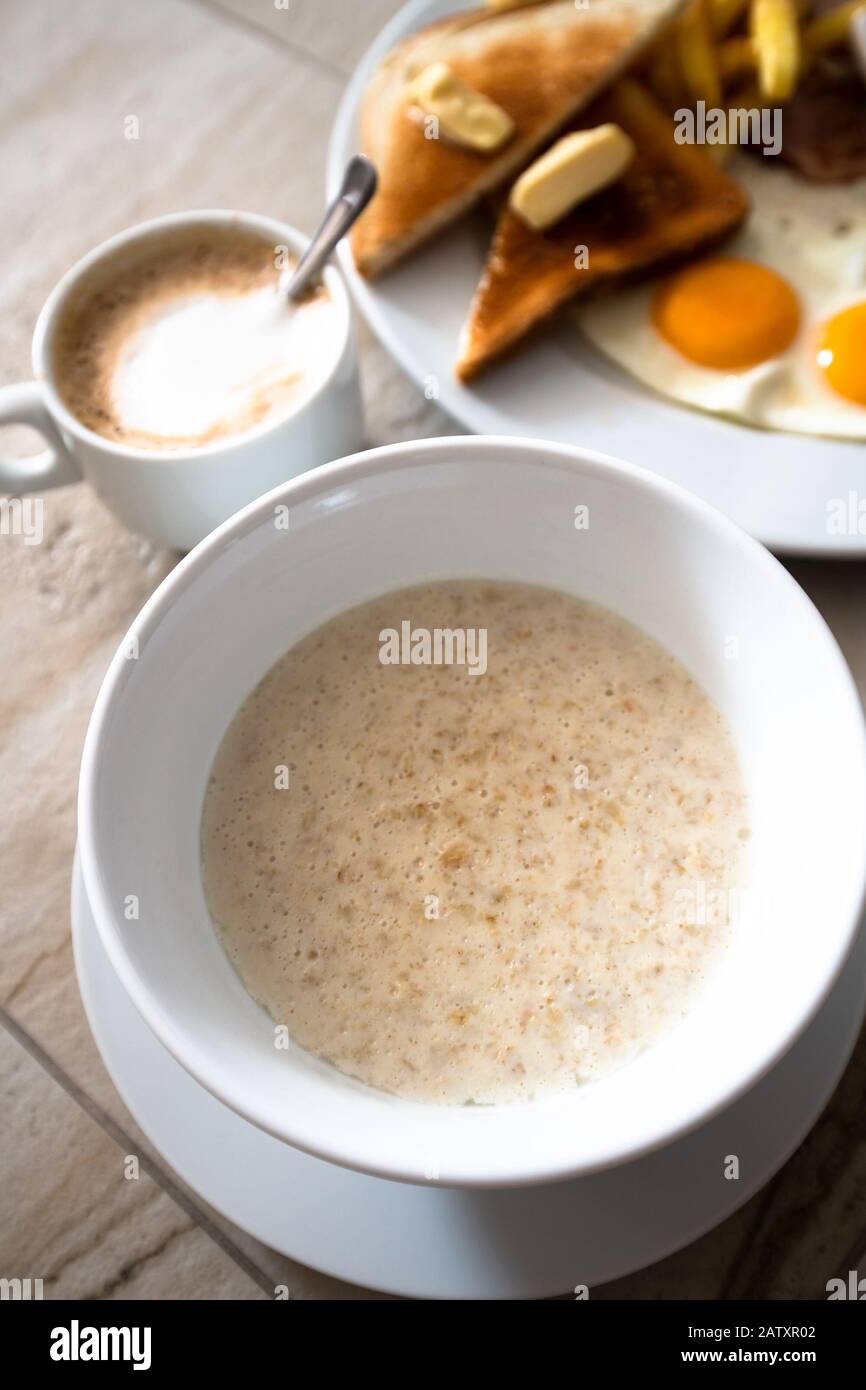 Haferflocken und Rühreier mit Frühstückstoast Stockfoto