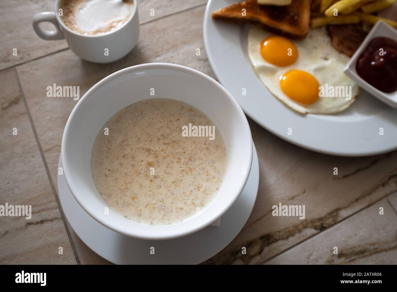 Haferflocken und Rühreier mit Frühstückstoast Stockfoto