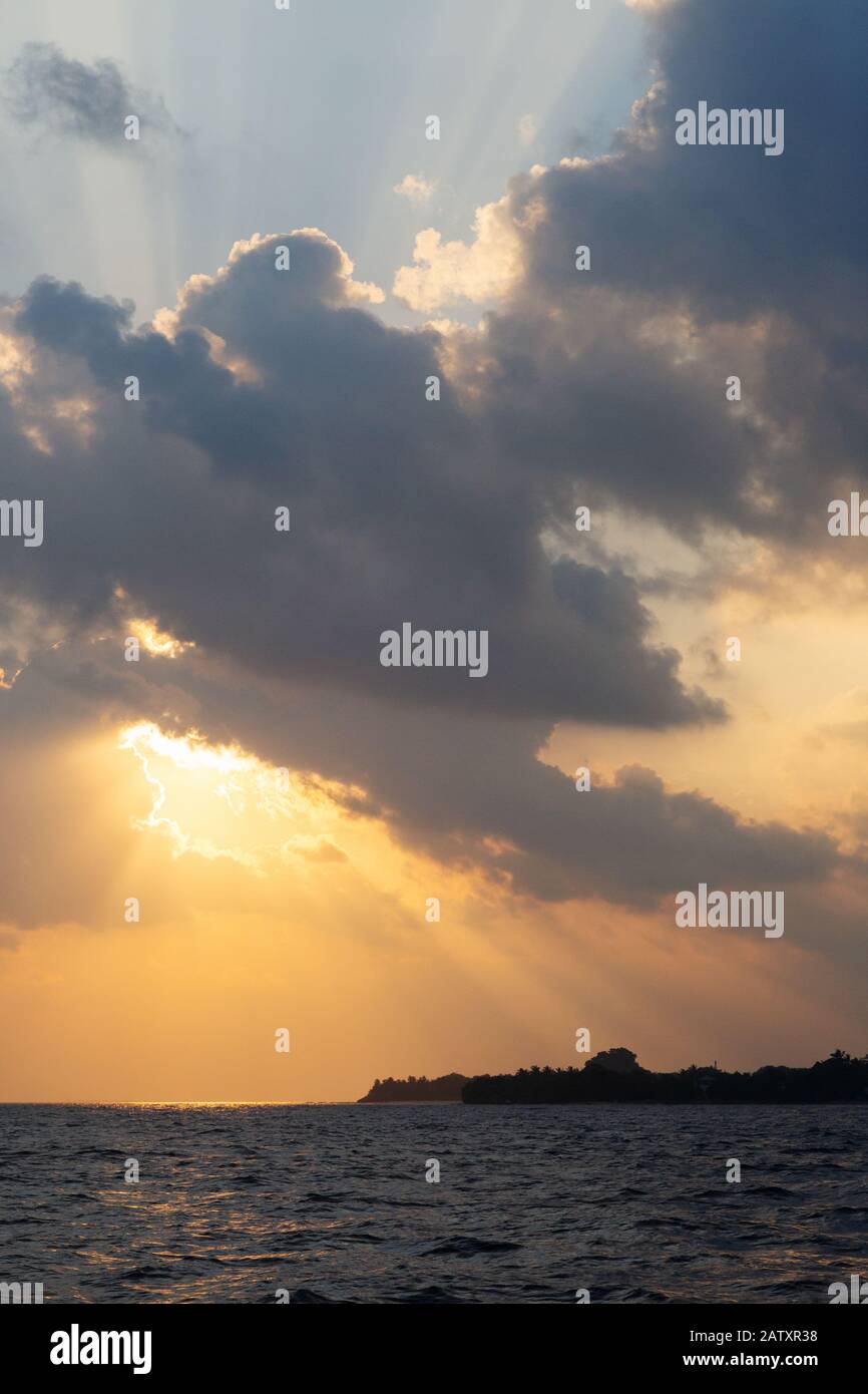 Tropischer Sonnenuntergang - Dramatischer Sonnenuntergang über dem Indischen Ozean auf den Maldive-Inseln, den Malediven, Asien Stockfoto
