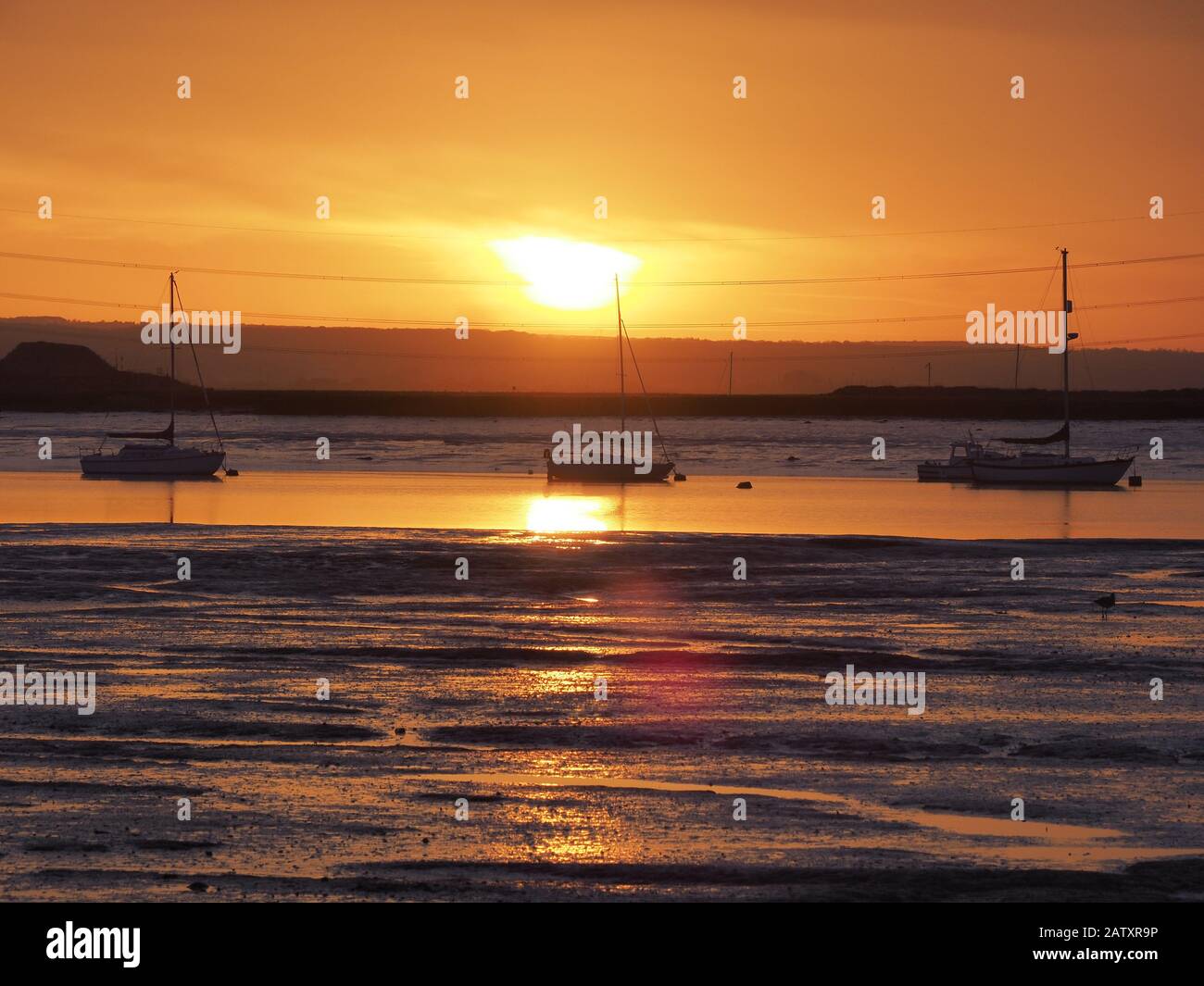 Queenborough, Kent, Großbritannien. Februar 2020. UK Weahter: Ein goldener Sonnenuntergang in Queenborough, Kent an einem kalten Abend. Kredit: James Bell/Alamy Live News Stockfoto