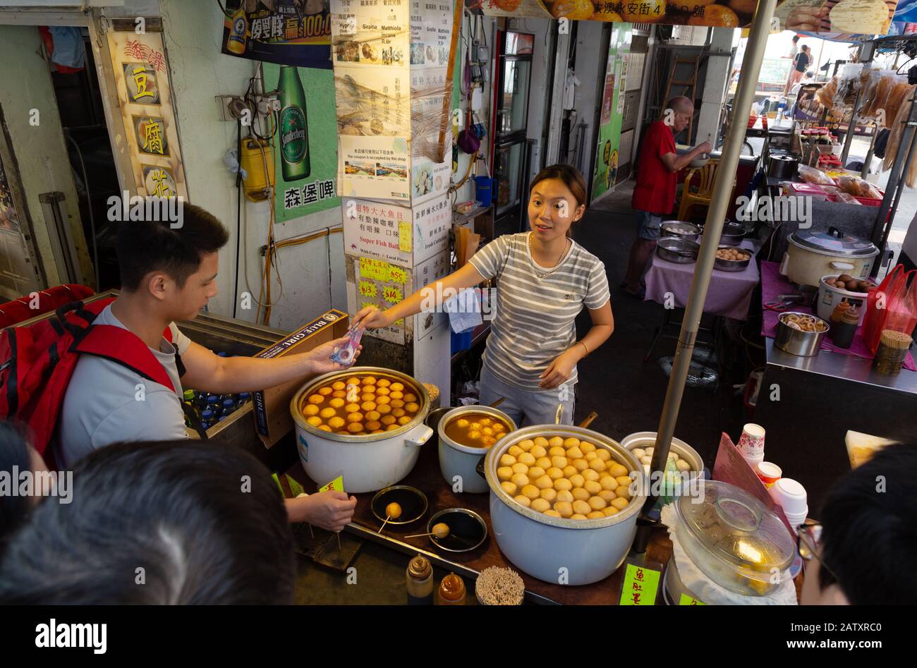 Leute, die Lebensmittel von einem Straßenlebensmittelstand kaufen; Tai O Market, Tai O Fischerdorf, Lantau Island, Hong Kong Asia Stockfoto