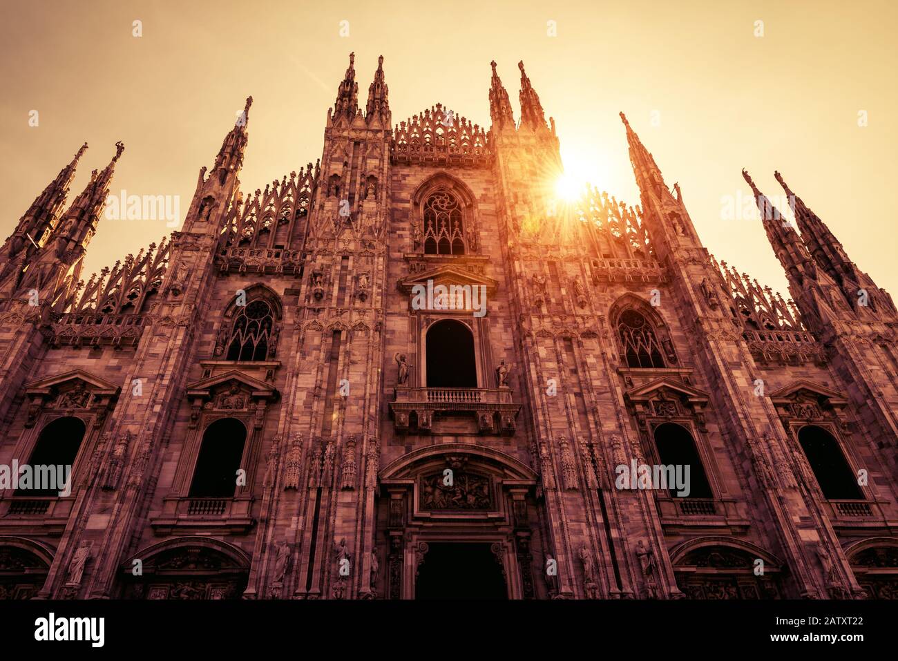 Mailänder Dom (Duomo di Milano) im Sonnenlicht in Mailand, Italien. Der Mailänder Dom ist die größte Kirche Italiens und die fünftgrößte der Welt. Stockfoto