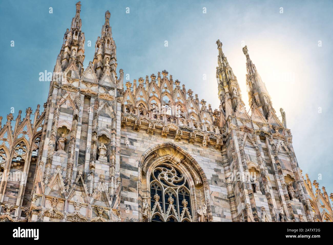 Der berühmte Mailänder Dom (Duomo di Milano) an einem sonnigen Tag in Mailand, Italien. Der Mailänder Dom ist die größte Kirche Italiens und die fünftgrößte im w Stockfoto