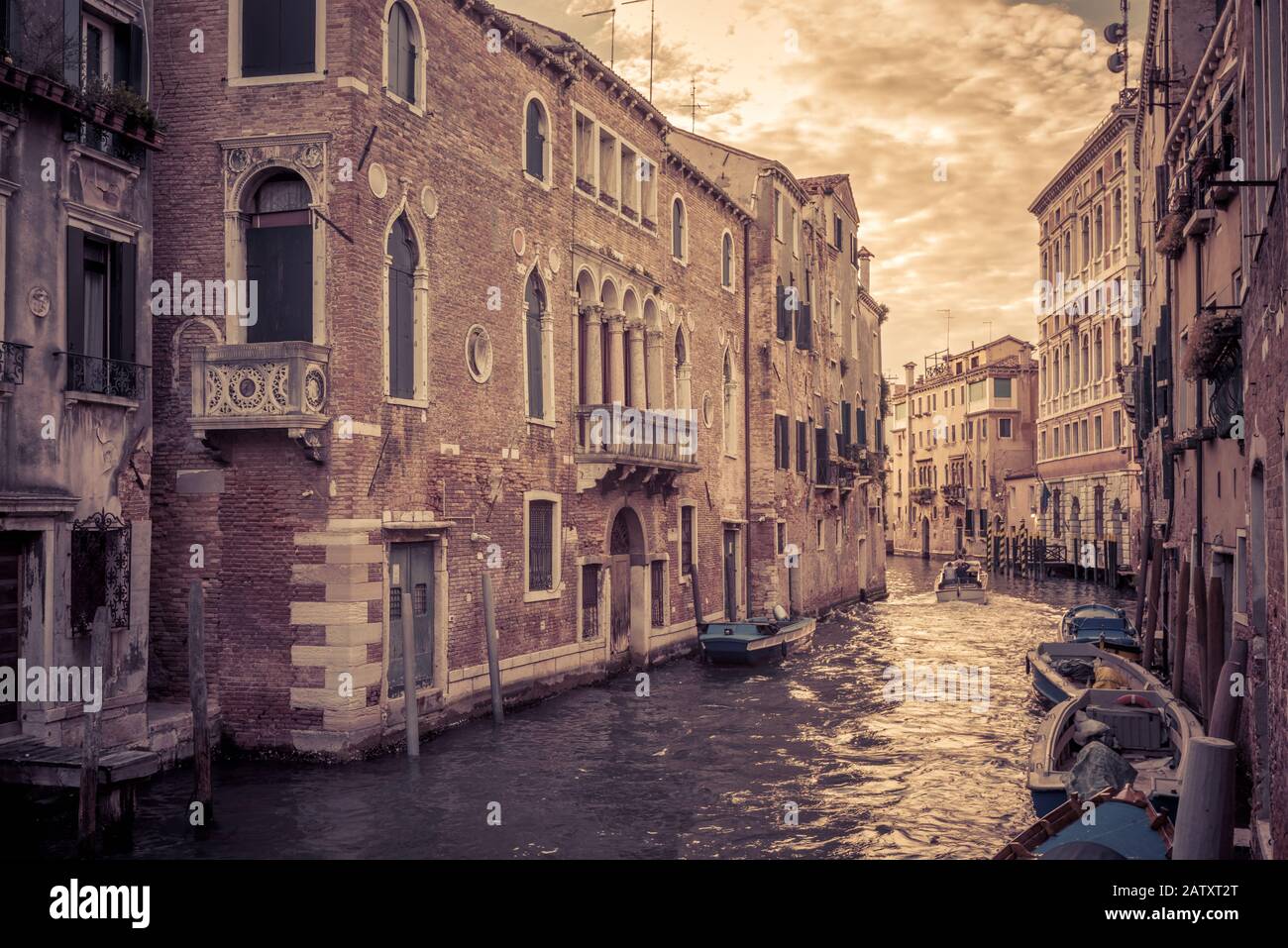 Der Kanal in Venedig ist eine Straße in der Stadt, Italien. Der Kanal mit Booten bei Sonnenuntergang. Motorboote sind der Haupttransport in Venedig. Stockfoto