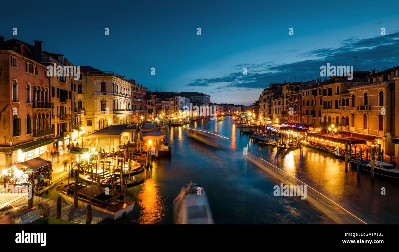 Fahrt auf dem Canal Grande nachts in Venedig, Italien. Der Canal Grande ist einer der großen Wasserverkehrskorridore Venedigs. Stockfoto