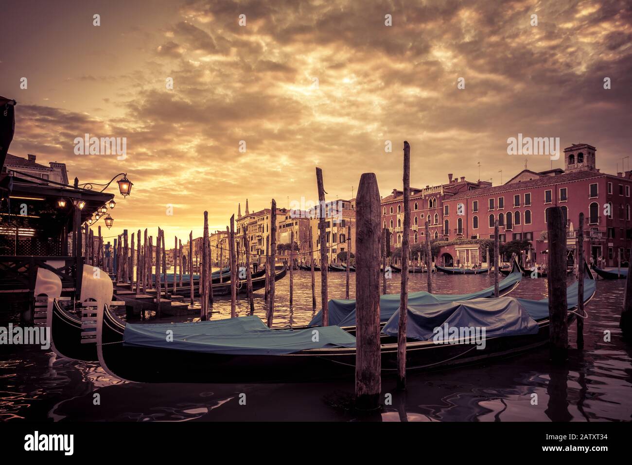 Canal Grande mit Gondeln bei Sonnenuntergang in Venedig, Italien. Der Canal Grande ist einer der großen Wasserverkehrskorridore Venedigs. Stockfoto