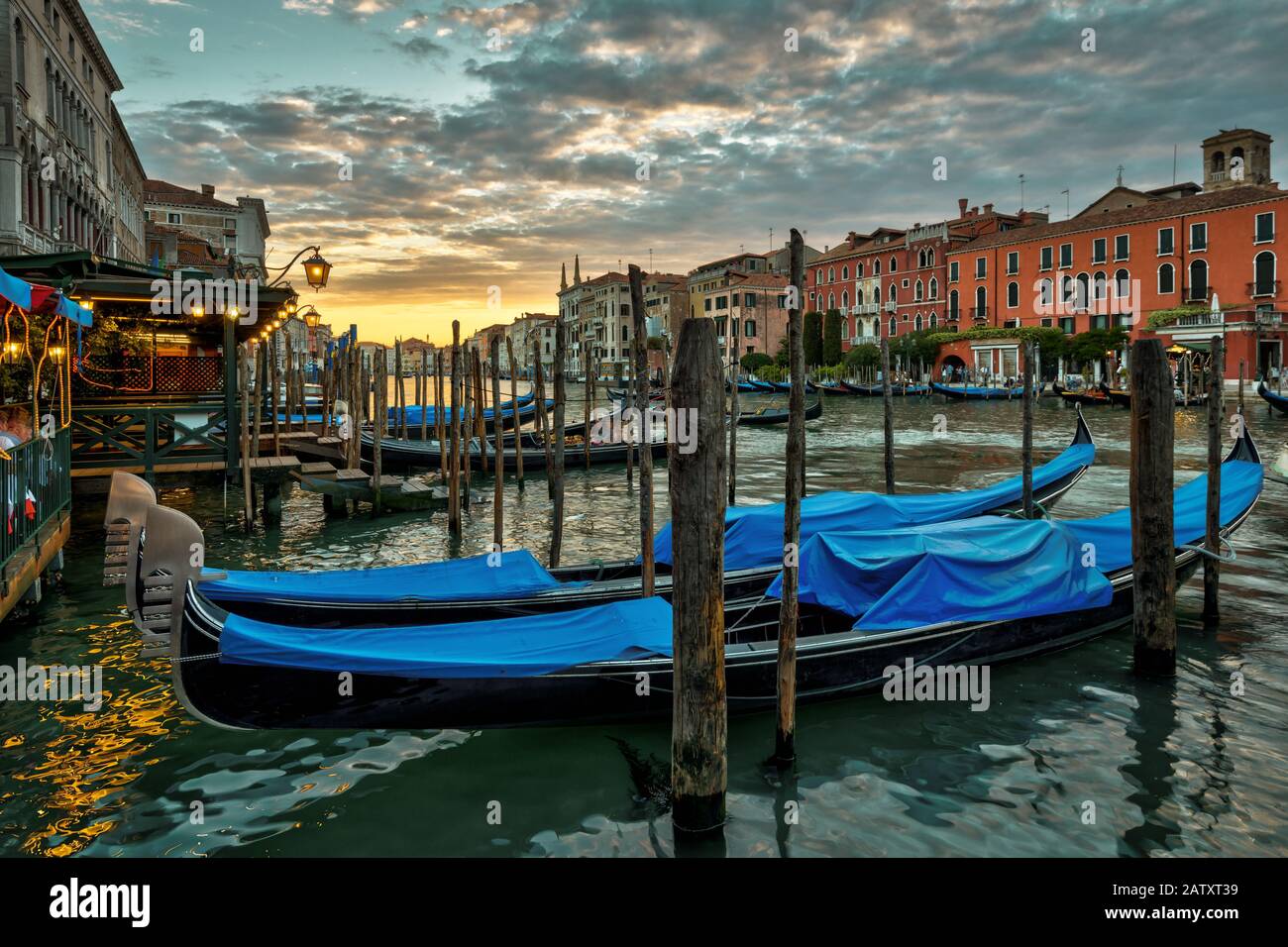 Canal Grande mit Gondeln bei Sonnenuntergang in Venedig, Italien. Der Canal Grande ist einer der großen Wasserverkehrskorridore Venedigs. Stockfoto