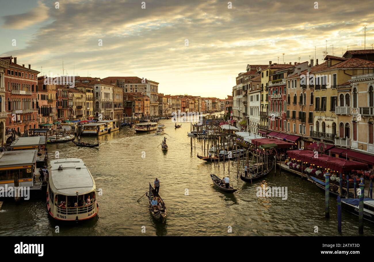 Venedig, Italien - 17. Mai 2017: Canal Grande mit Gondel bei Sonnenuntergang. Der Canal Grande ist einer der großen Wasserverkehrskorridore Venedigs. Stockfoto