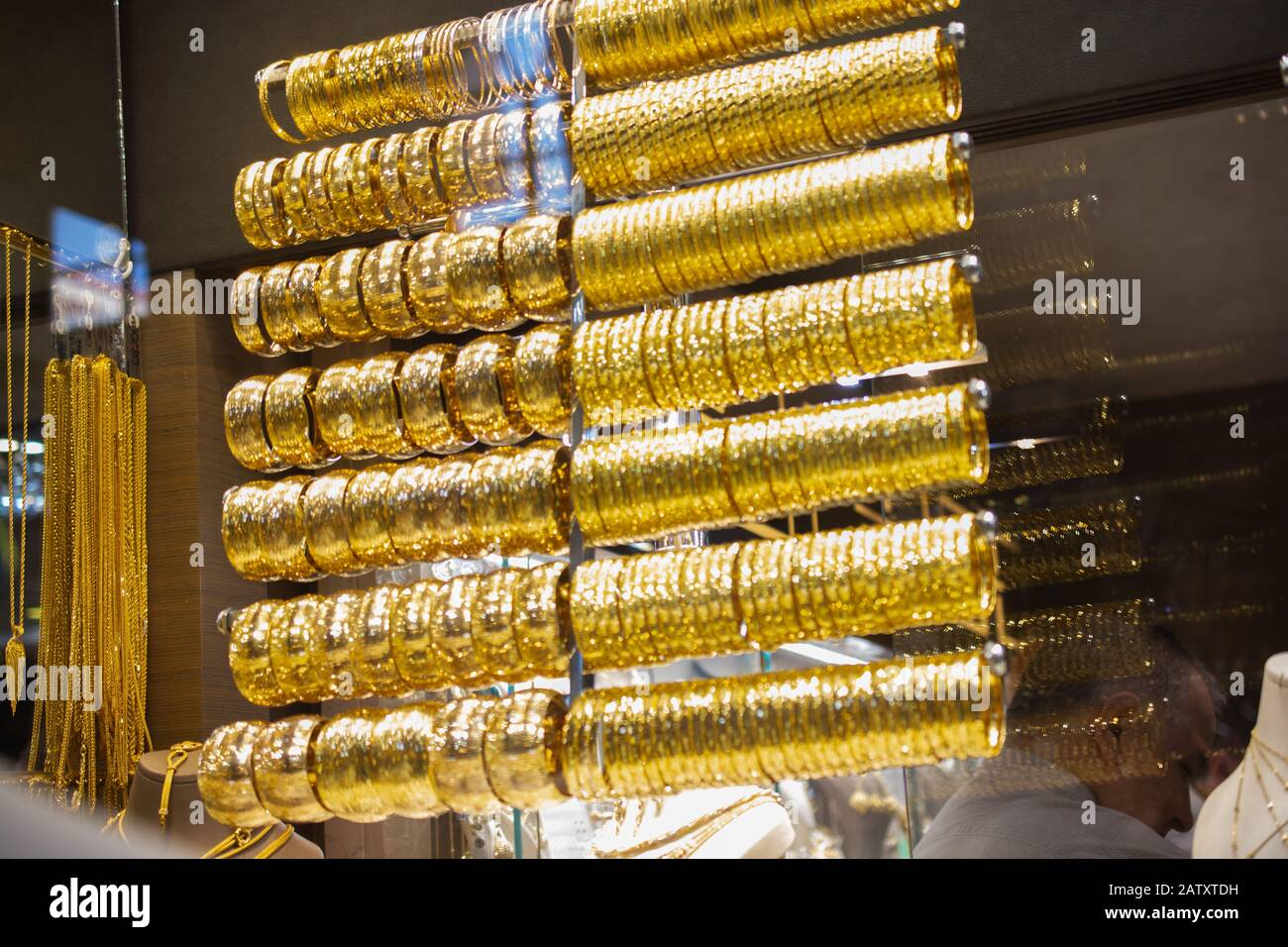 Darstellung goldener Armbänder Beispiele für türkischen Schmuck Stockfoto