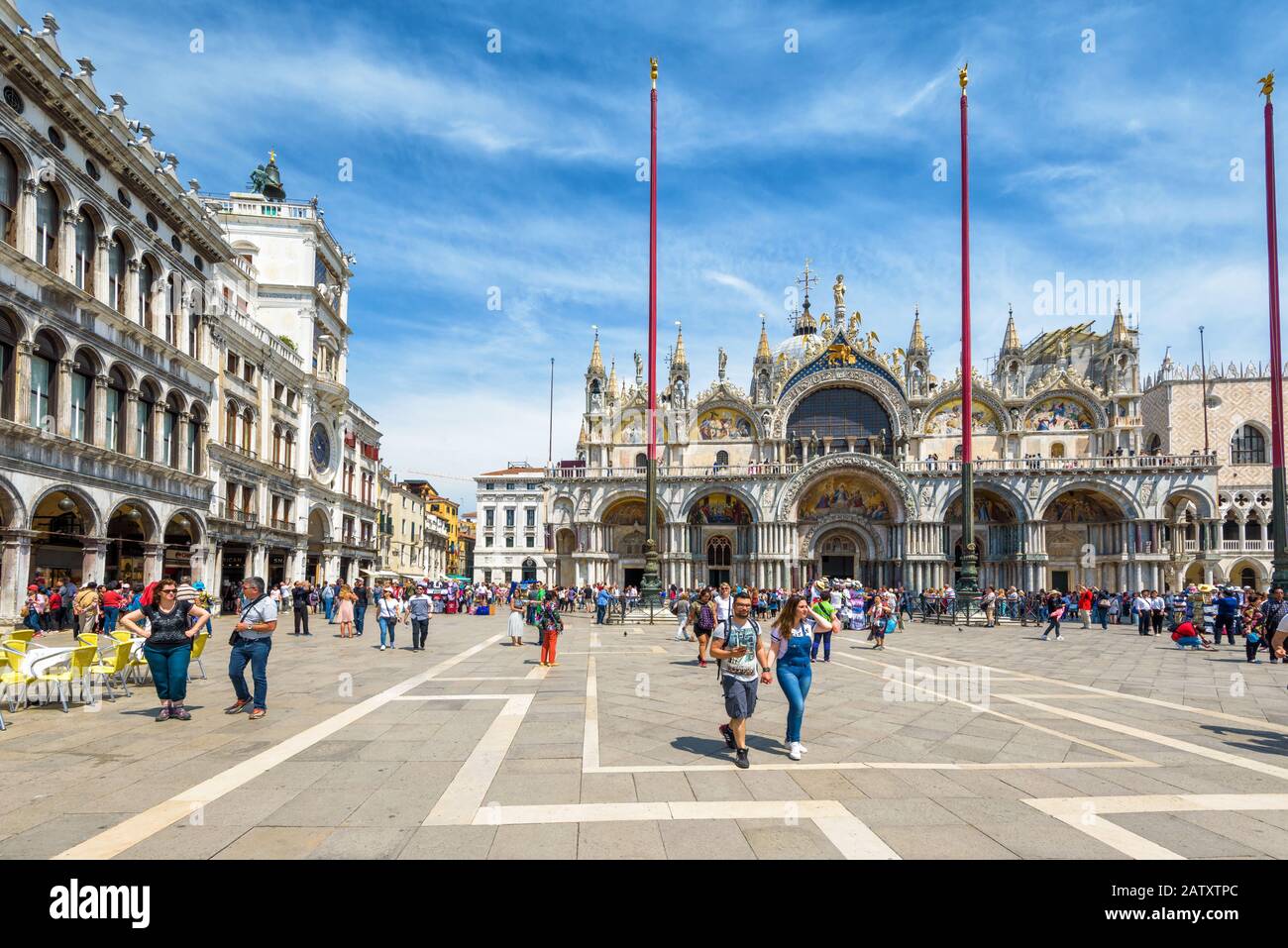 Venedig, Italien - 19. Mai 2017: Touristen gehen auf der Piazza San Marco (St. Mark's Square). Dies ist der Hauptplatz von Venedig. Stockfoto