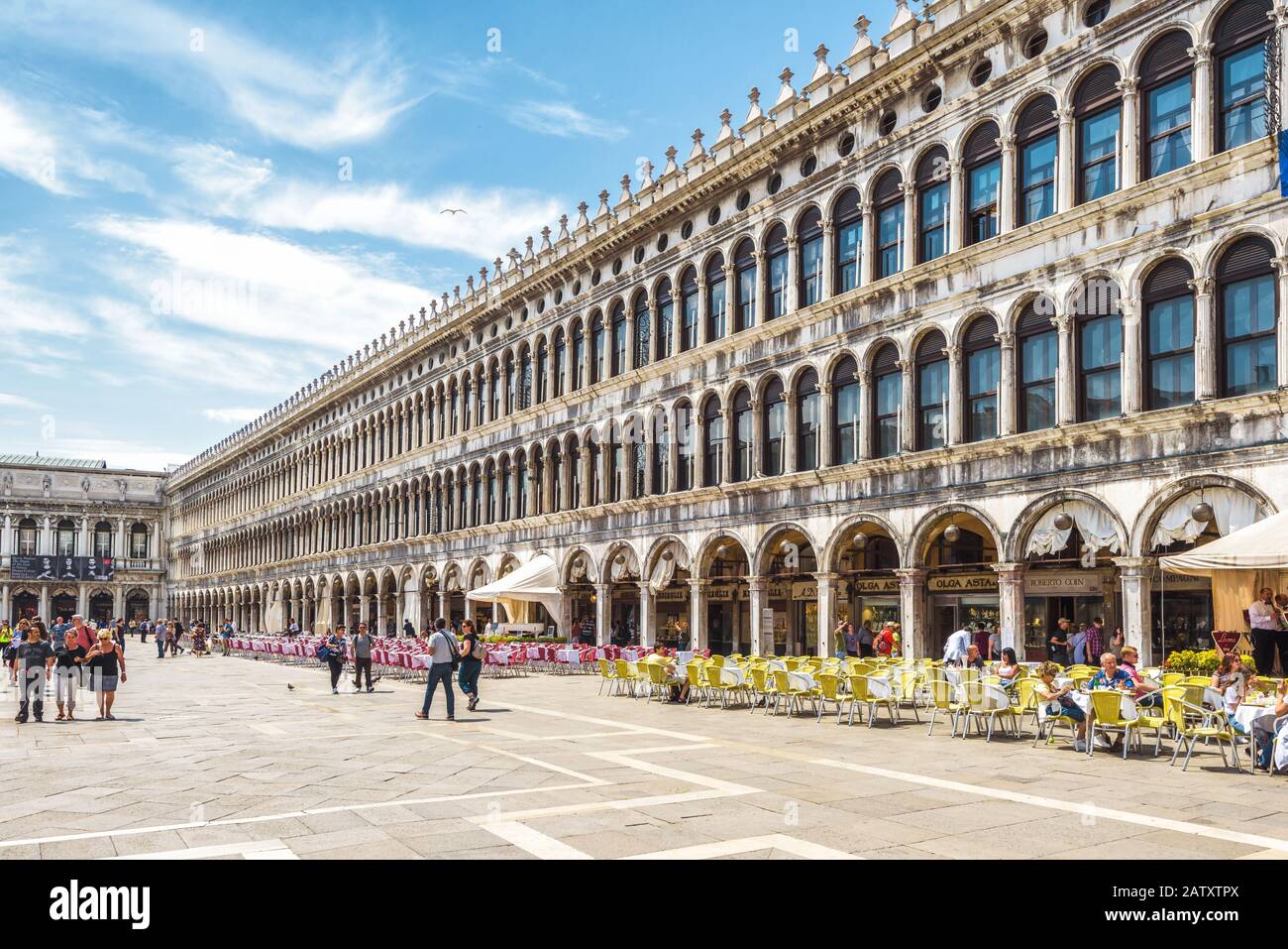 Venedig, Italien - 19. Mai 2017: Piazza San Marco oder Markusplatz in Venedig. Es ist die wichtigste Touristenattraktion Venedigs. Schöner historischer Archit Stockfoto