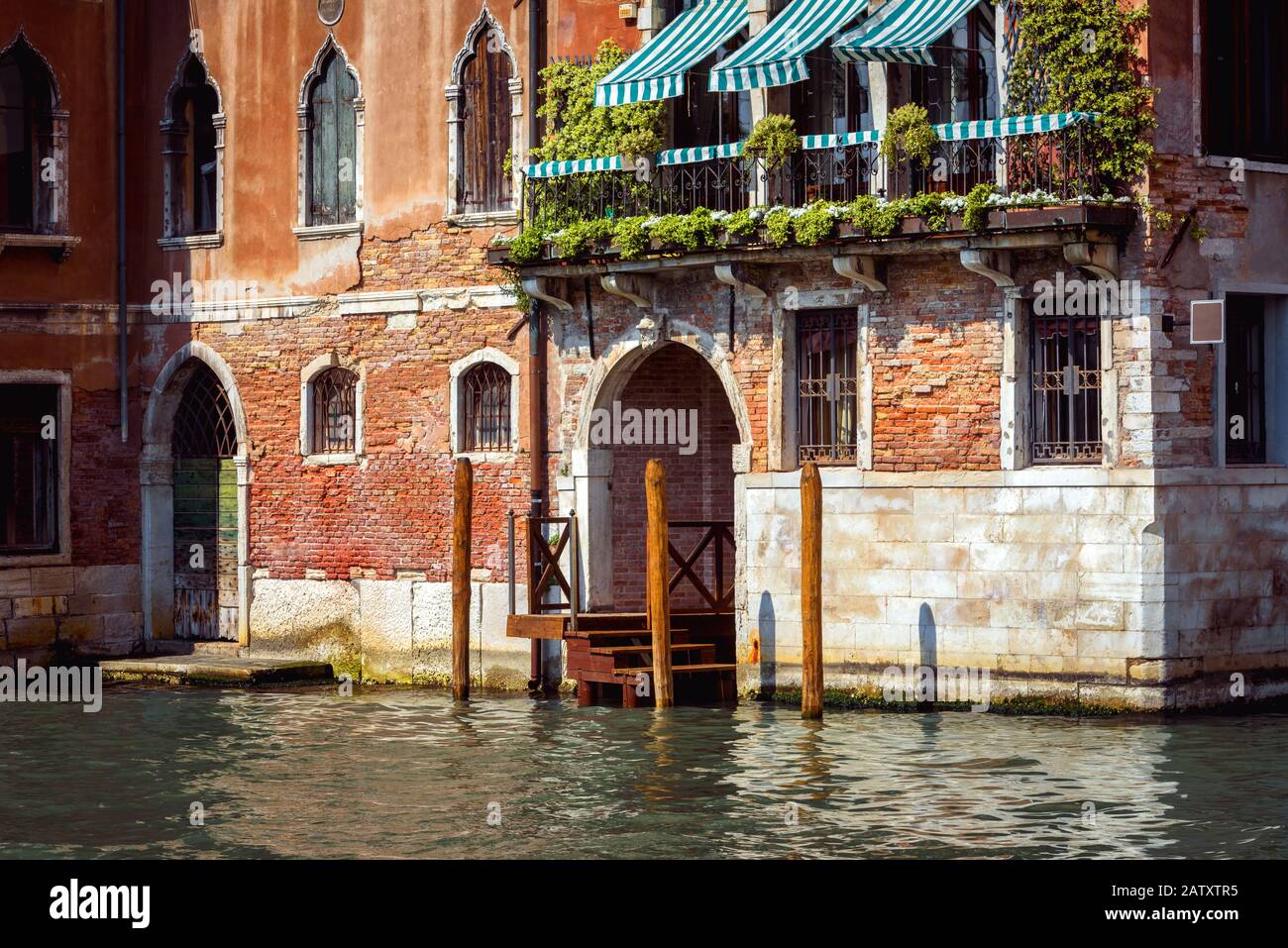 Vintage-Haus, Venedig, Italien. Eingang zum Wohnhaus oder Hotel am Canal Grande, der berühmten Straße von Venedig. Altes Gebäude auf dem Wasser, traditionelle Aussicht Stockfoto