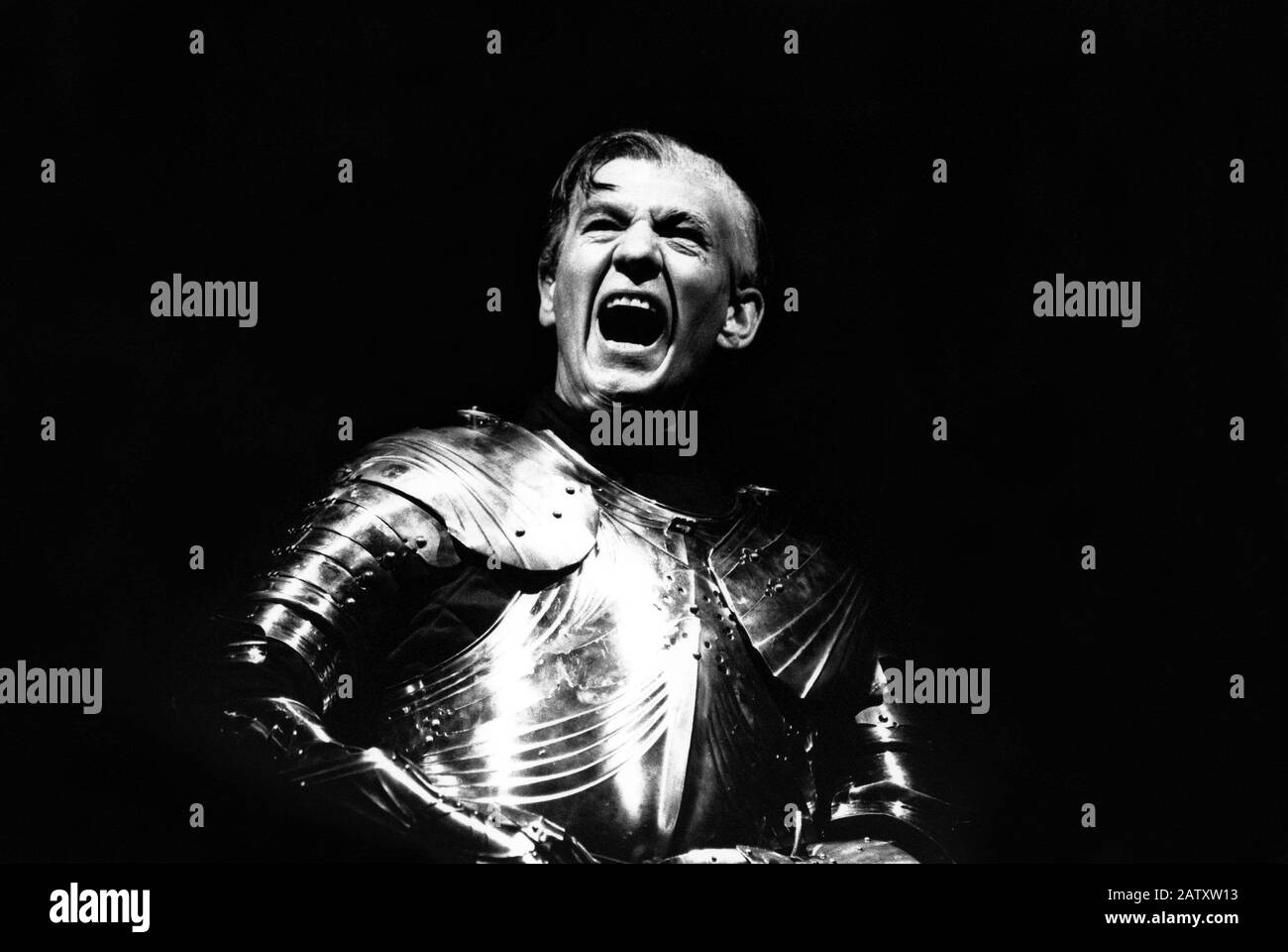 Ian McKellen (als King Richard) in RICHARD III. Von Shakespeare unter der Regie von Richard Eyre am Lyttelton Theatre, National Theatre (NT), London im Jahr 1990. Sir Ian Murray McKellen, geboren 1939, Burnley, England. Englischer Bühnen- und Filmschauspieler. Mitbegründer von Stonewall, der 1990 zum Ritter geschlagen wurde, machte 2007 eine Companion of Honor. Stockfoto