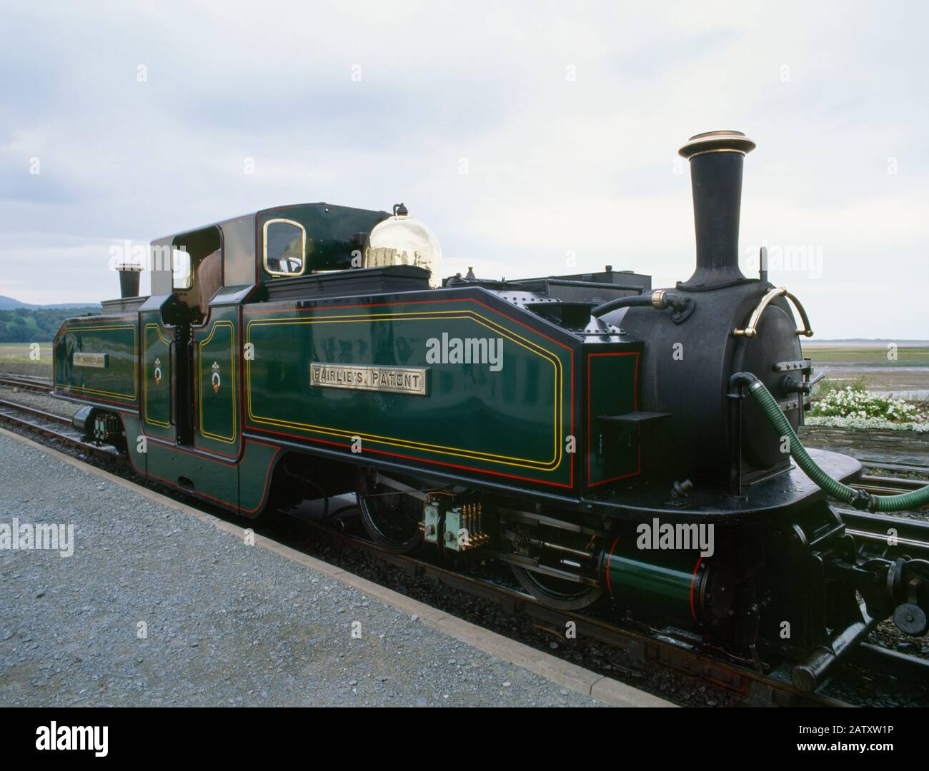 Earl of Meirionnydd im Bahnhof Porthmadog an der Ffestiniog Railway, Wales, Großbritannien: Eine moderne Double Fairlie Dampfmaschine, die 1979 in Boston Lodge gebaut wurde. Stockfoto
