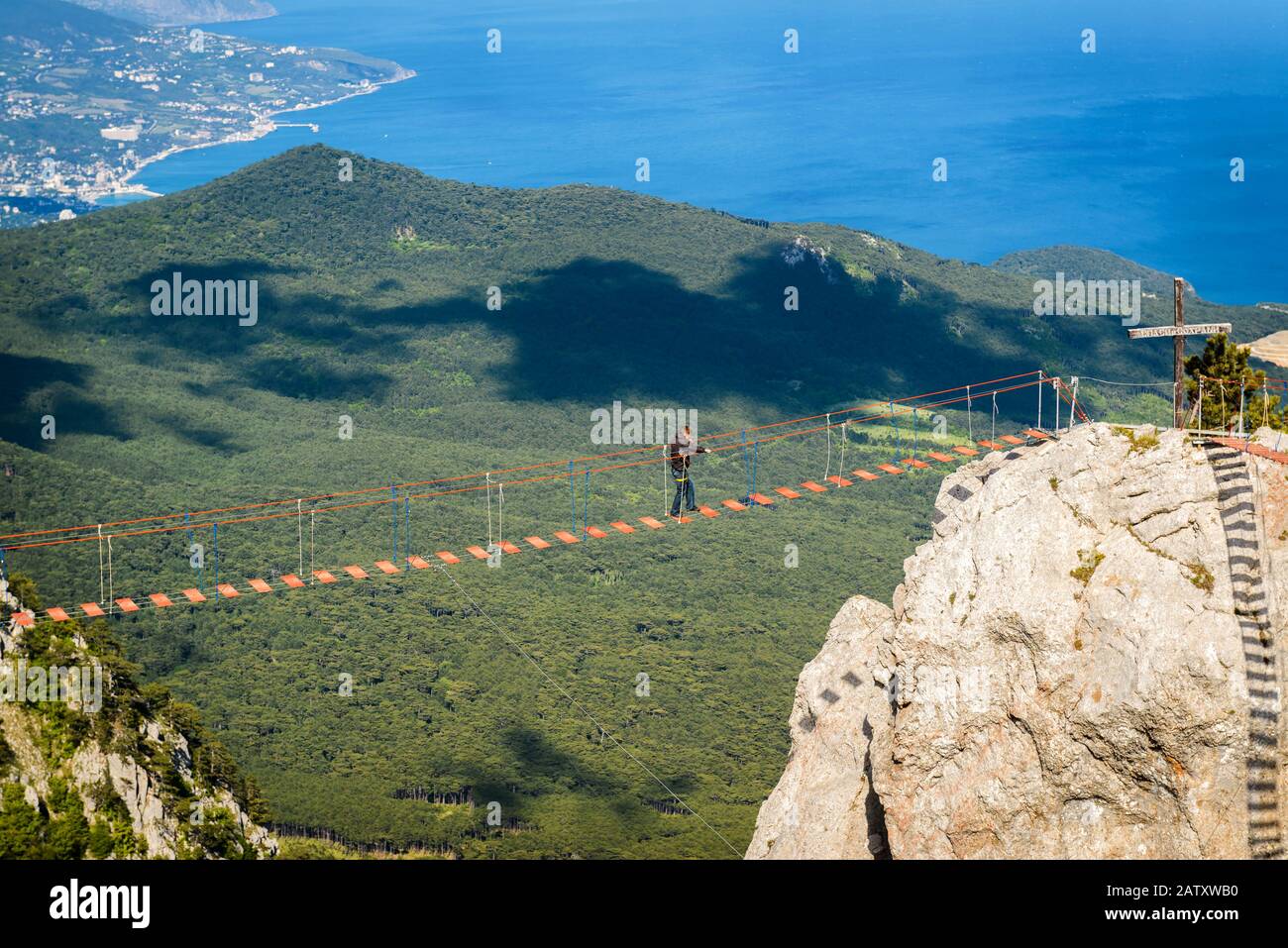 Krim, RUSSLAND - 19. MAI 2016: Touristenspaziergänge auf der Seilbrücke auf dem Berg Ai-Petri. Ai-Petri ist eines der höchsten Berge der Krim und touristisch Stockfoto