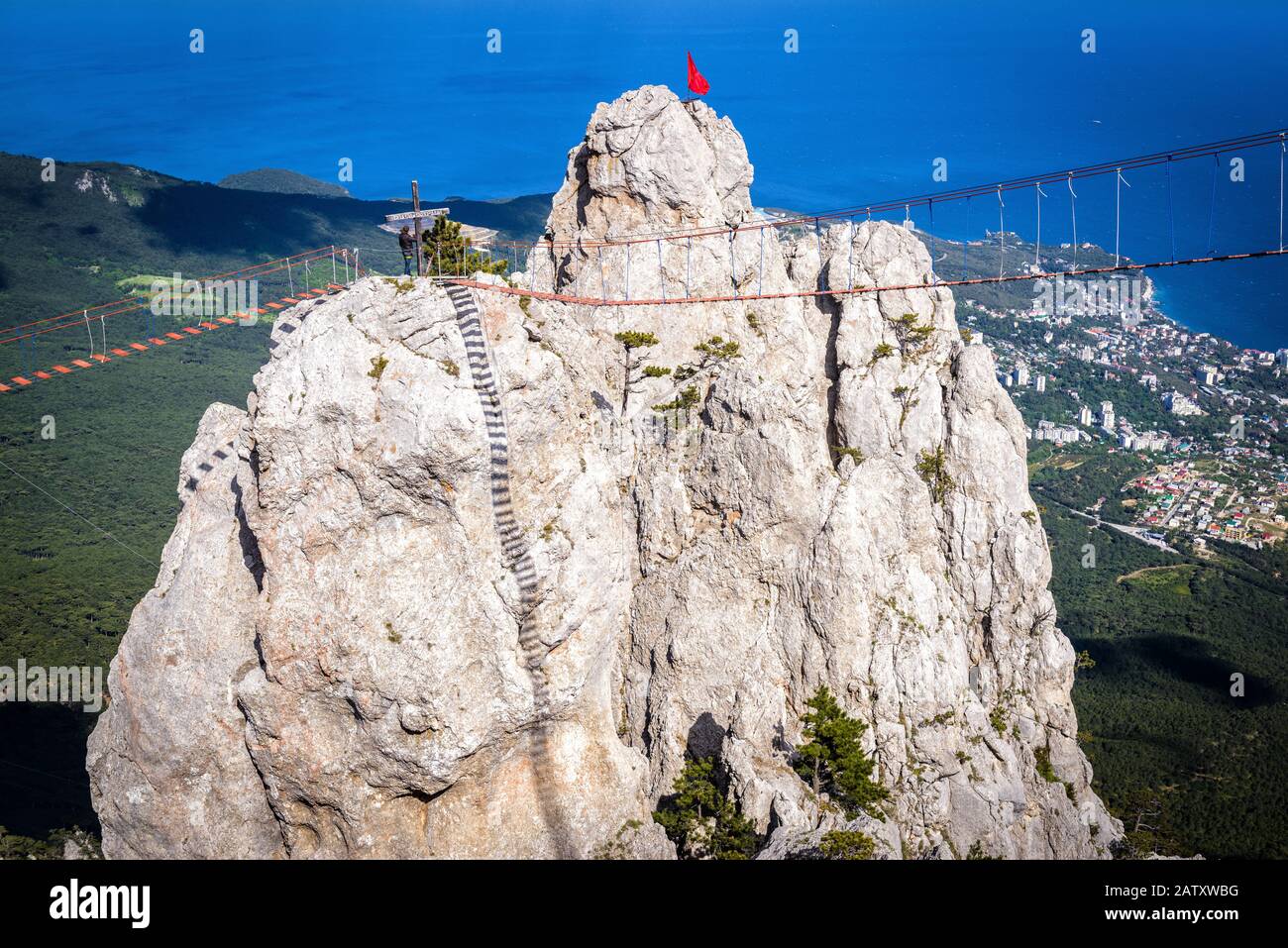 Felsen mit einer Seilbrücke auf dem Berg Ai-Petri, Krim, Russland. Dieser Berg ist eine der wichtigsten Touristenattraktionen der Krim. Wundervolle Aussicht auf hängen Stockfoto