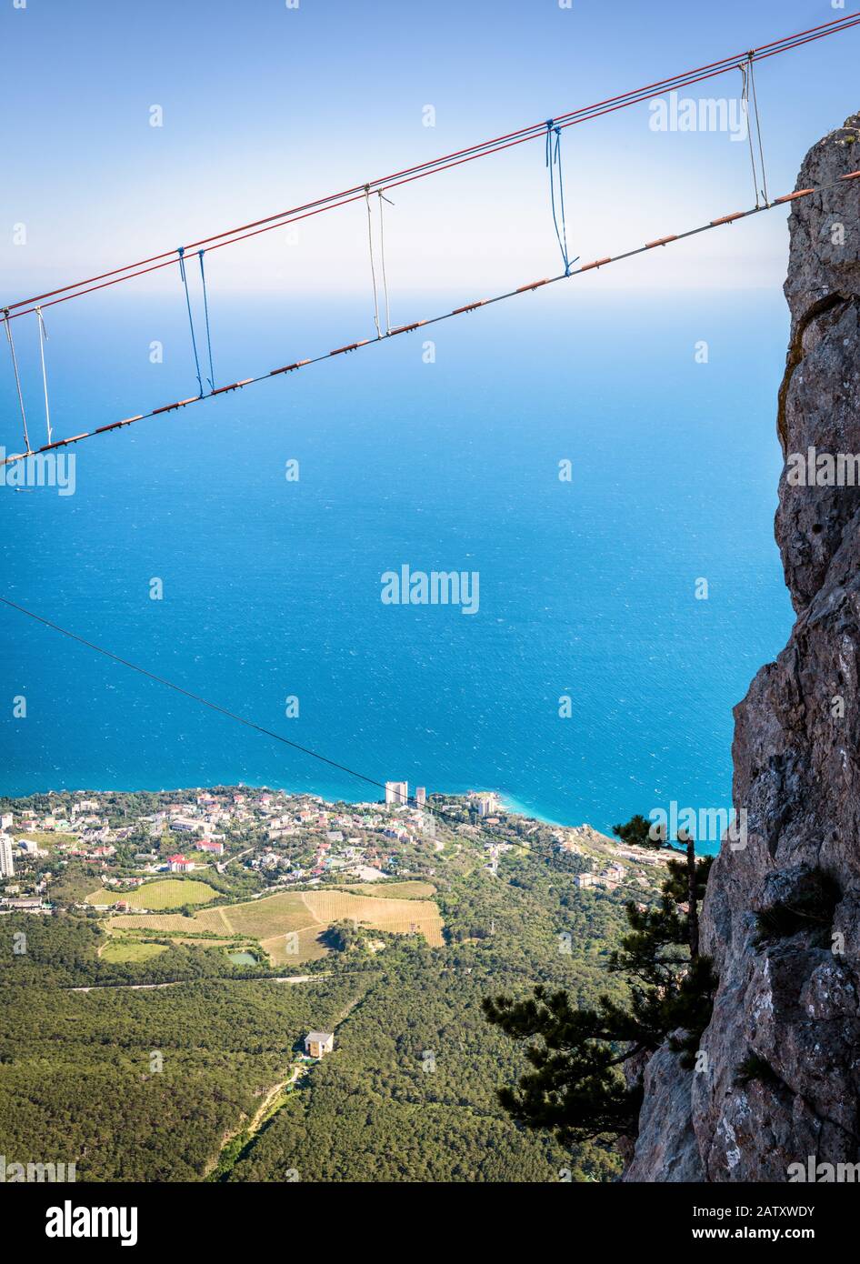 Seilbrücke auf dem Berg Ai-Petri über dem Abgrund, Krim, Russland. Dieser Berg ist eine der wichtigsten Touristenattraktionen der Krim. Hängebrücke über Aby Stockfoto