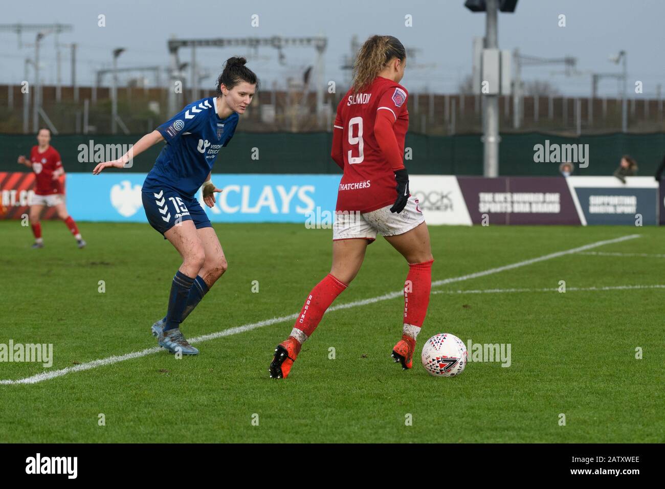 Ebenholz Lachs auf dem Ball für Bristol City Frauen Stockfoto