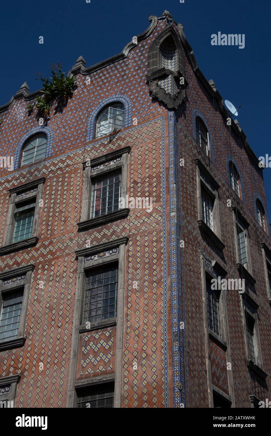 Dekorativ gefliestes Gebäude an einer Ecke von zwei Straßen in Mexiko-Stadt Stockfoto