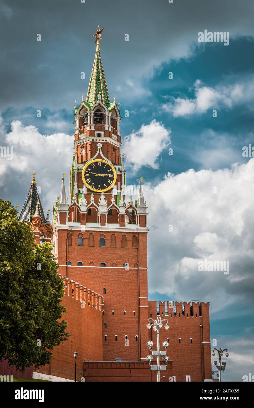 Der Moskauer Kreml mit dem Spasskaja-Turm auf dem Roten Platz, Russland. Der Moskauer Kreml ist die Residenz des russischen präsidenten und der wichtigste Touri Stockfoto