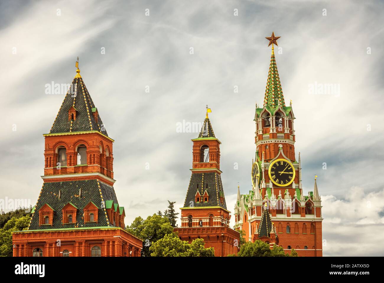 Der Moskauer Kreml auf dem Roten Platz, Russland. Der Moskauer Kreml ist die Residenz des russischen präsidenten und die wichtigste Touristenattraktion Moskaus. Stockfoto