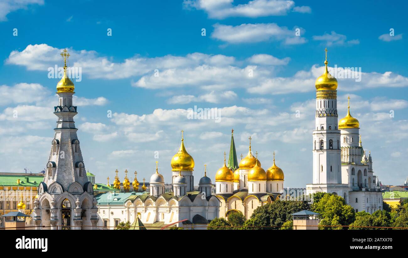 Goldene Kuppeln von Kirchen und Kathedalen des Moskauer Kreml, Russland. Der alte Moskauer Kreml ist die wichtigste Touristenattraktion Moskaus. Wunderschönes Panorama Stockfoto