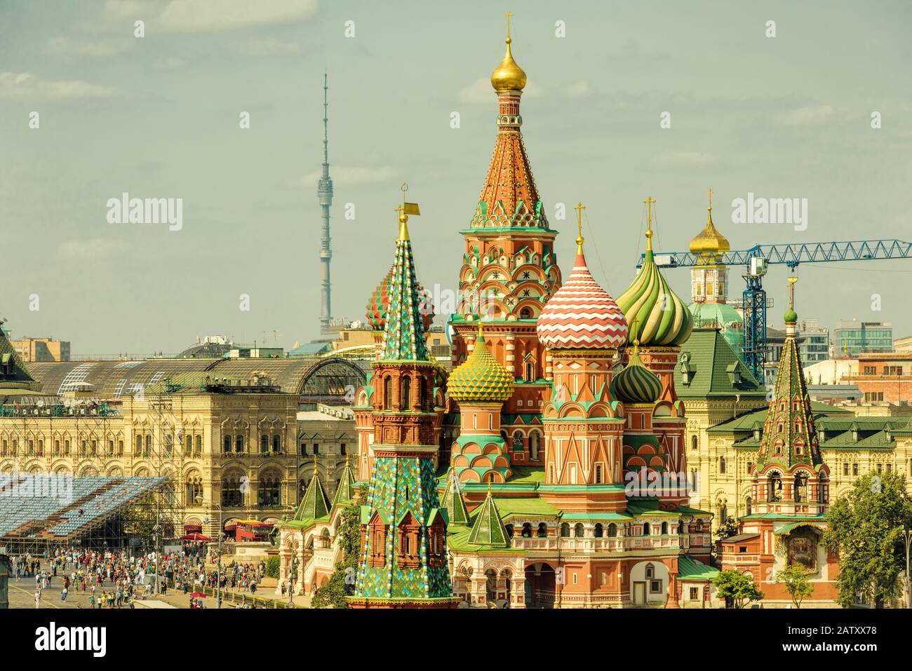 Die Kathedrale von Saint Basil auf dem Roten Platz in Moskau, Russland. Der Rote Platz ist die wichtigste Touristenattraktion Moskaus. Stockfoto