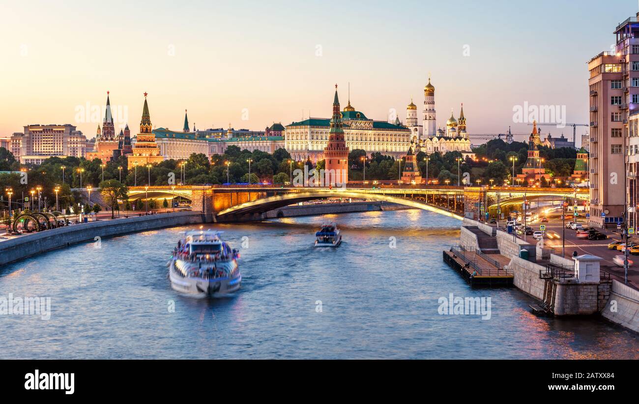 Moskauer Kreml am Moskwa-Fluss, Russland. Schöner Blick auf die berühmte Moskauer Innenstadt im Sommer. Blick auf den alten Moskauer Kreml und Bolschoy Kamenny Stockfoto