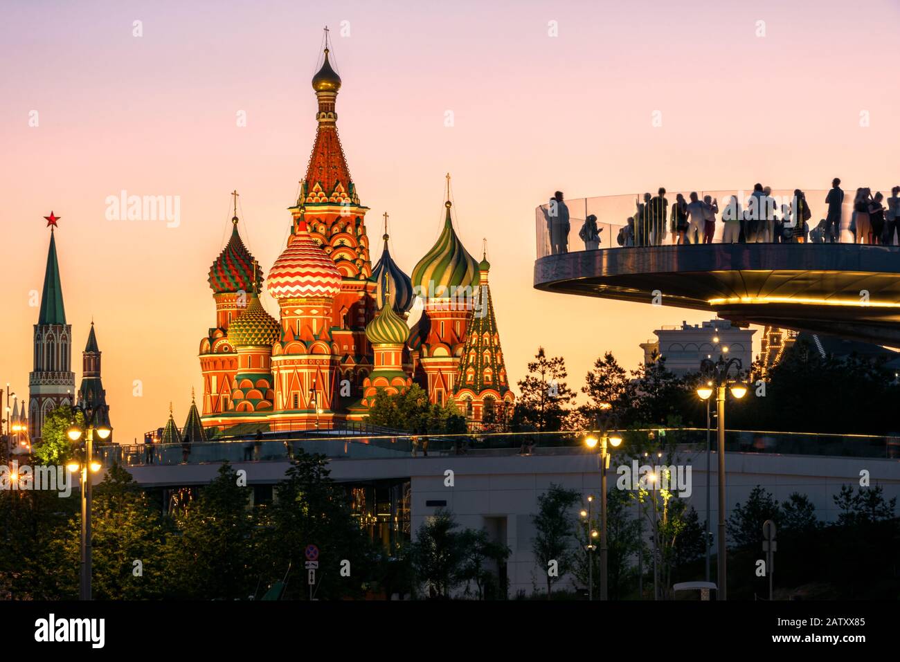 Moskauer Innenstadt nachts, Russland. Menschen im Zaryadye Park mit Blick auf die St Basil's Cathedral und den Moskauer Kreml. Dieser Ort ist eine Touristenattraktion von Stockfoto