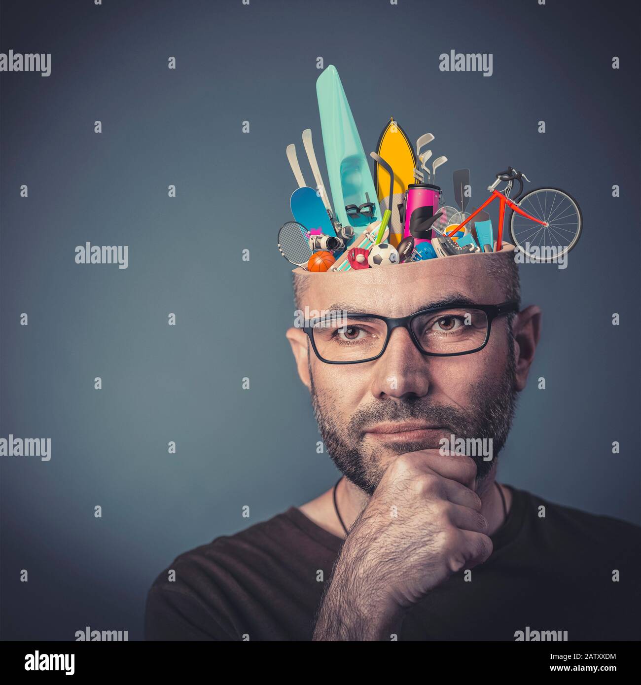 Porträt der Mann mit Brille und Hand am Kinn. Nachdenklich. Kaukasische mit kurzen Haaren, Studio gedreht. Stockfoto