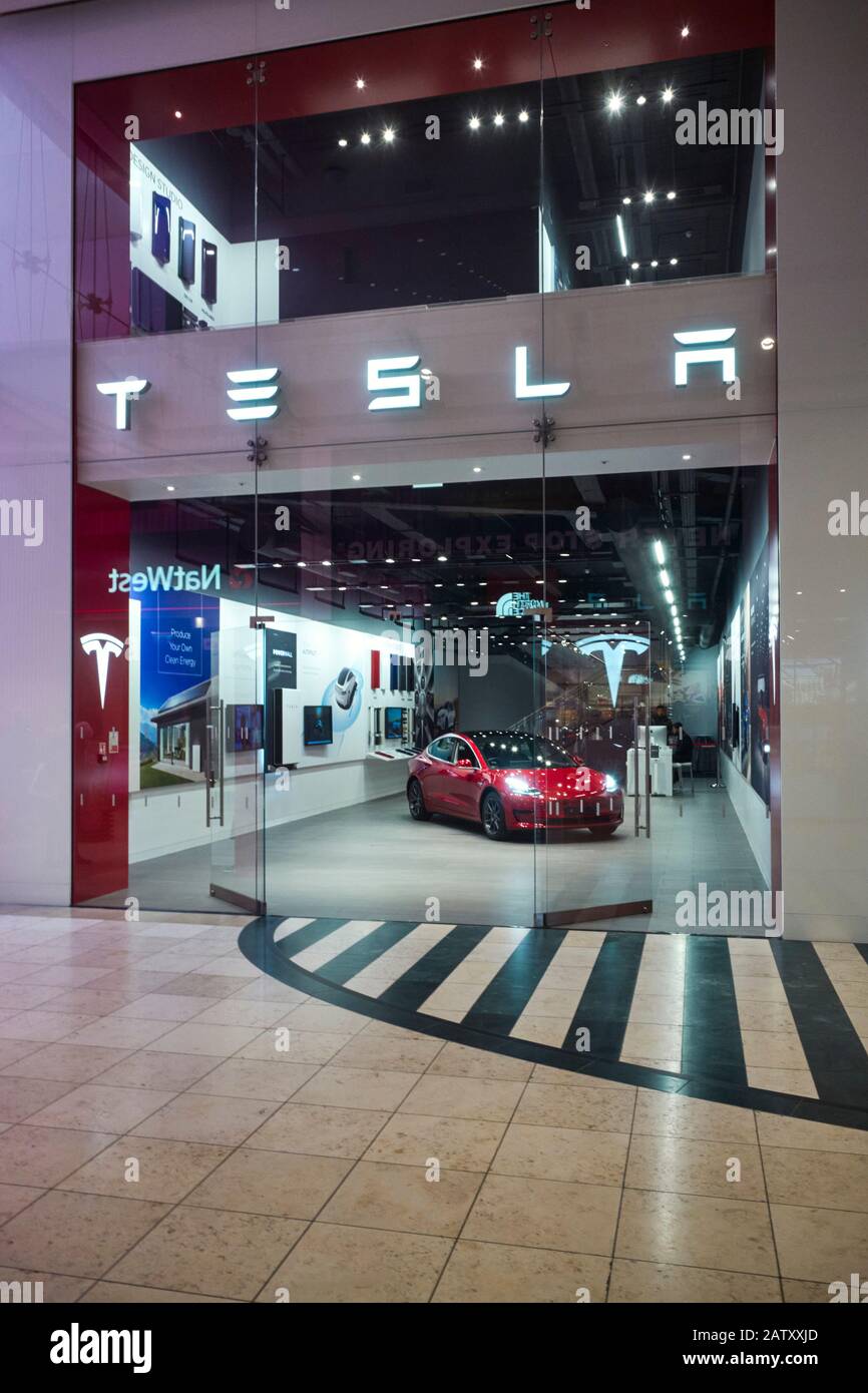 Tesla Ausstellungsraum im Einkaufszentrum Intu in Milton Keynes Stockfoto