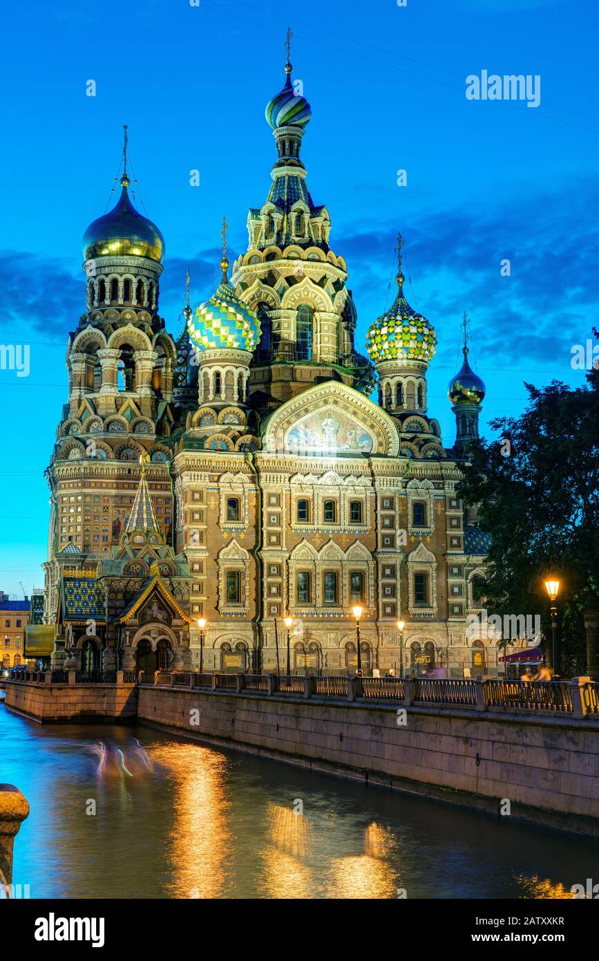 Erlöserkirche am Verschütteten Blut (Christuskathedrale) in der Weißen Nacht in Sankt Petersburg, Russland. Es ist ein Wahrzeichen der Stadt, ein Stockfoto